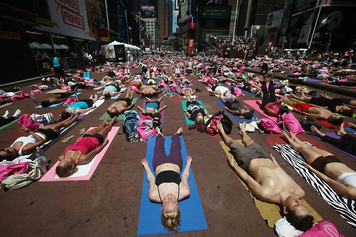 yoga new york 001 Yoga de masse au Times Square de New York (12 photos)